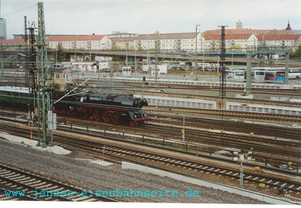 Sonderzug im Dresdner Hauptbahnhof