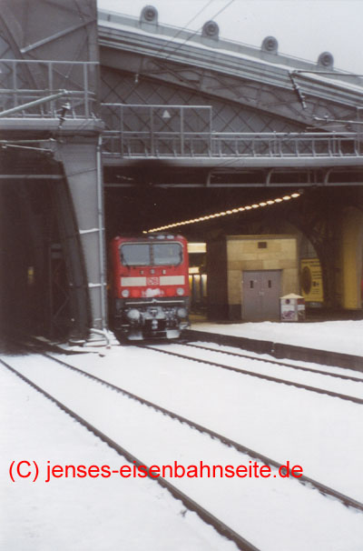 BR 143 in Dresden-Neustadt im Winter